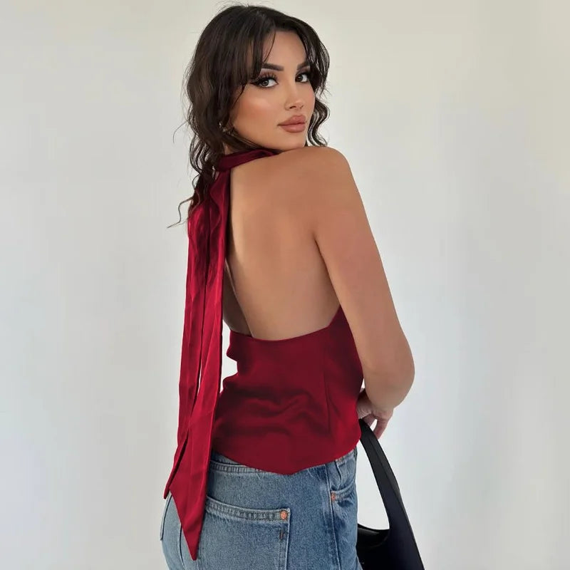 Top corto de satén beige con cuello halter