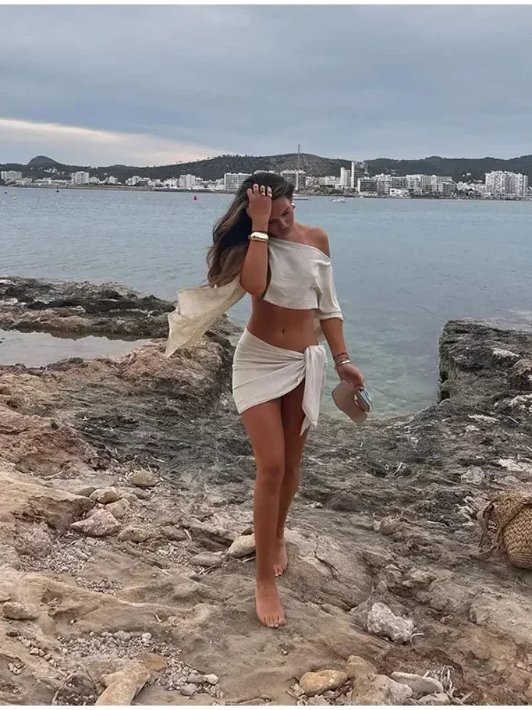 Conjunto de minifalda con hombros descubiertos