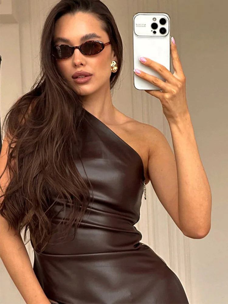 blusa fina con cremallera y cuello inclinado con hombros descubiertos