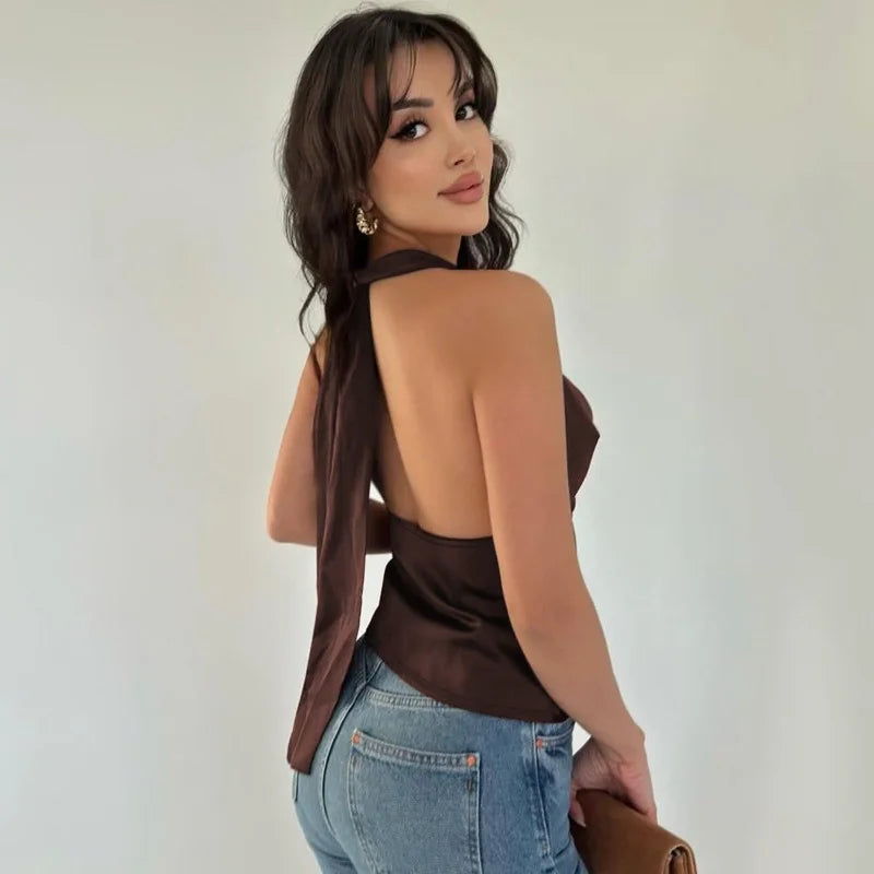 Top corto de satén beige con cuello halter