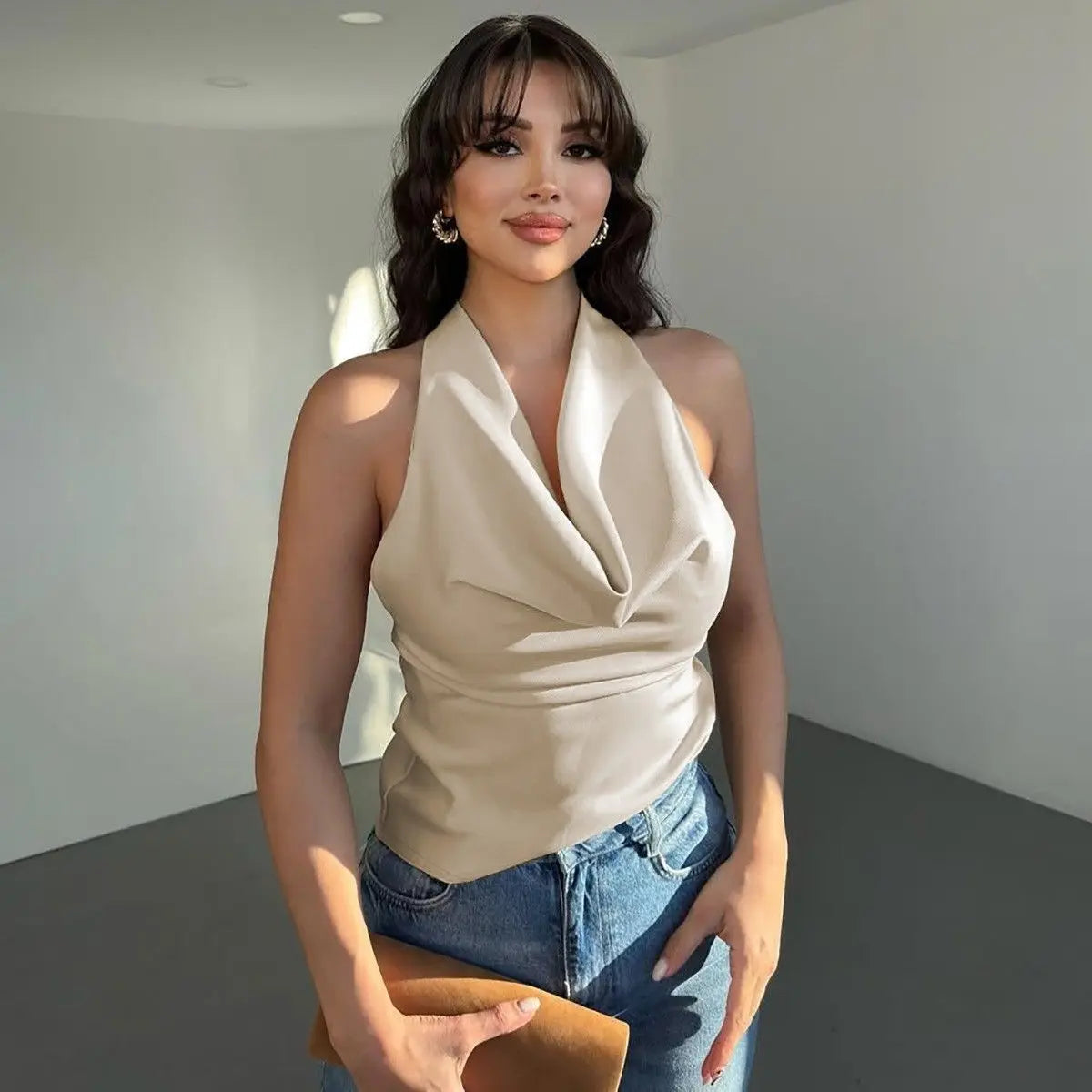 Top corto de satén beige con cuello halter