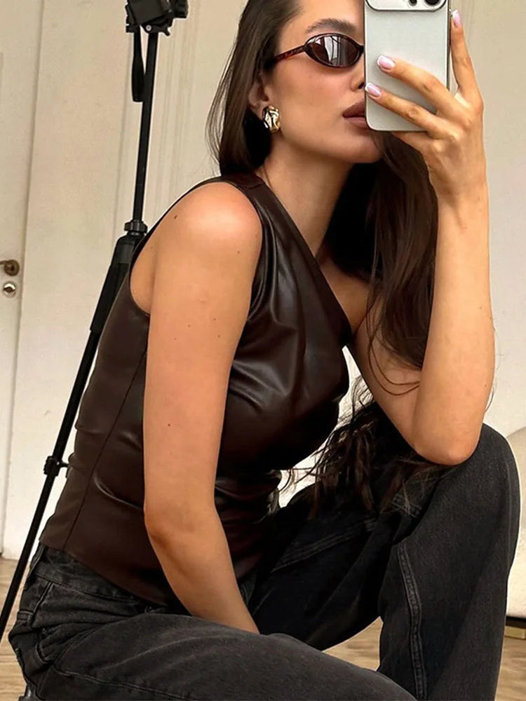 blusa fina con cremallera y cuello inclinado con hombros descubiertos